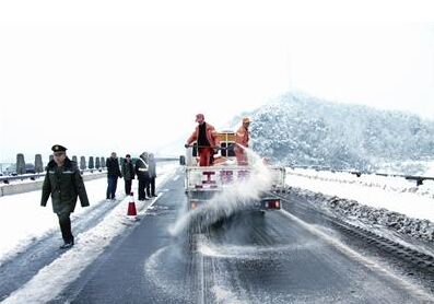 樹枝渣等深色防滑物質代替融雪劑鋪在地面上增大磨擦